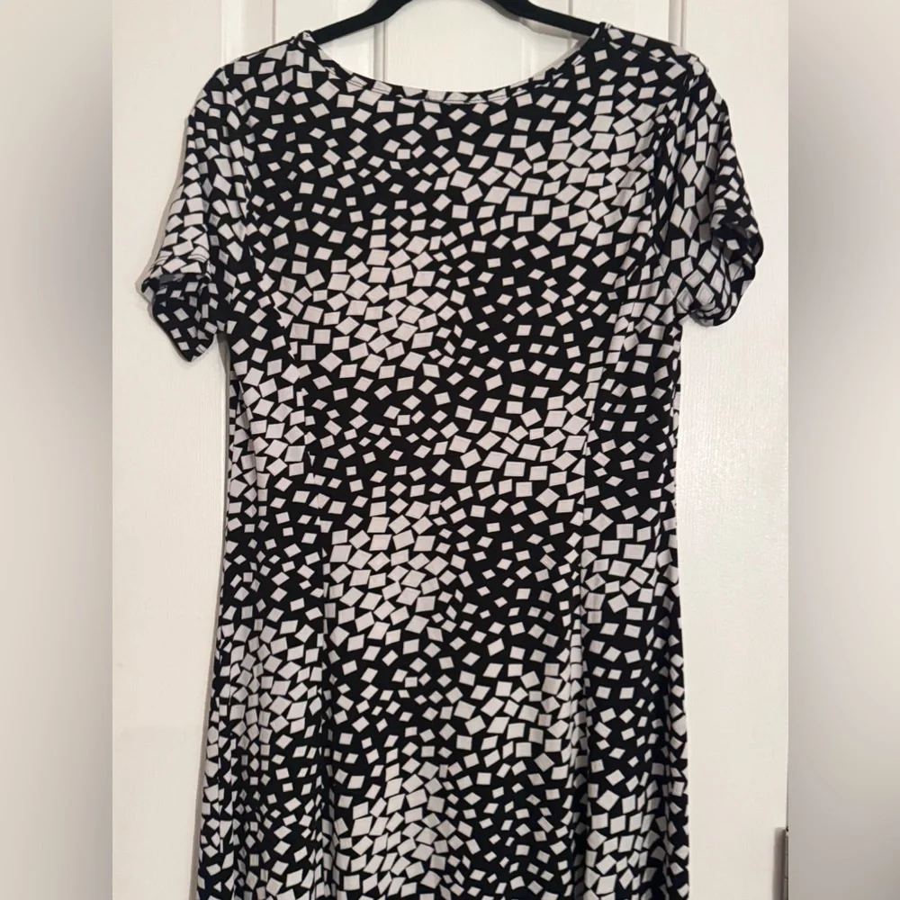 Haani maxi Black Dress with white shapes has light pink textured details Size L_2